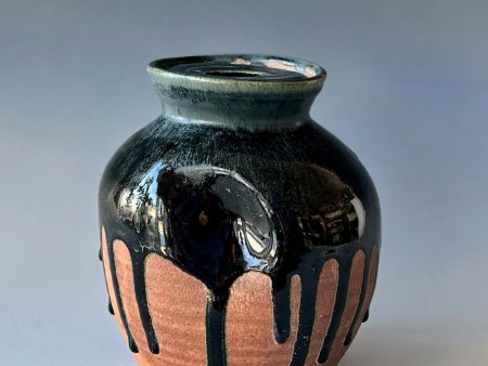 Urn with drippy gaze For Sale