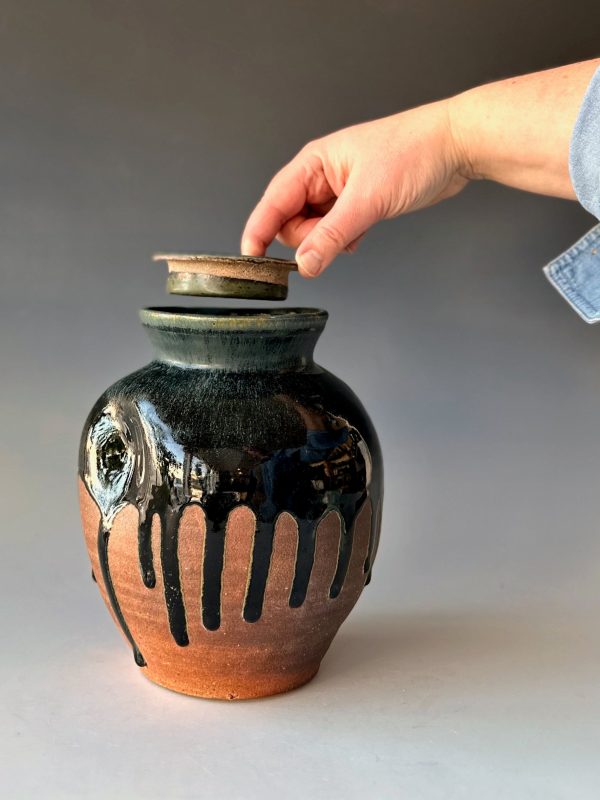 Urn with drippy gaze For Sale