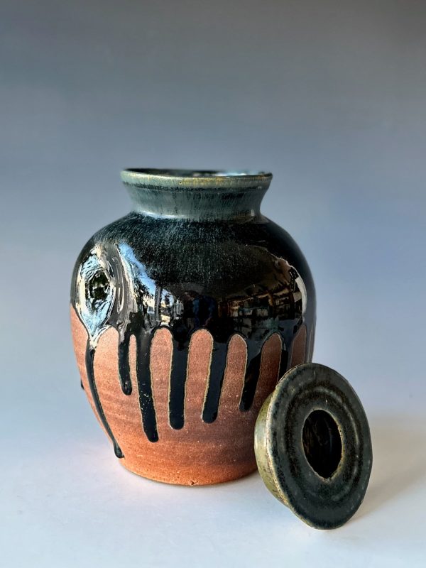 Urn with drippy gaze For Sale